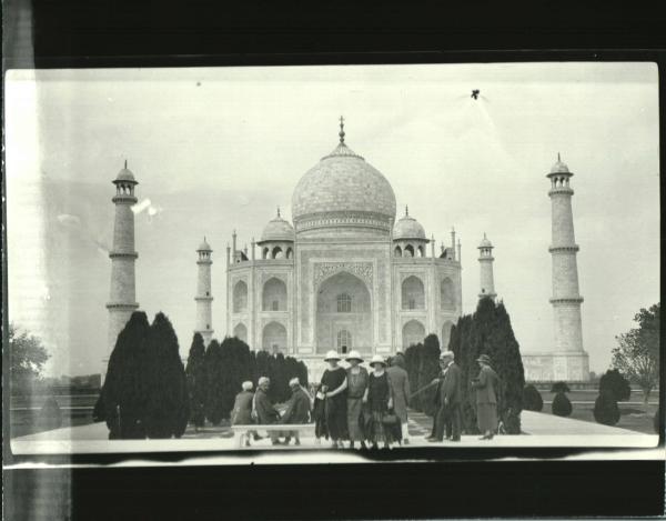 Taja Mahal Tourists